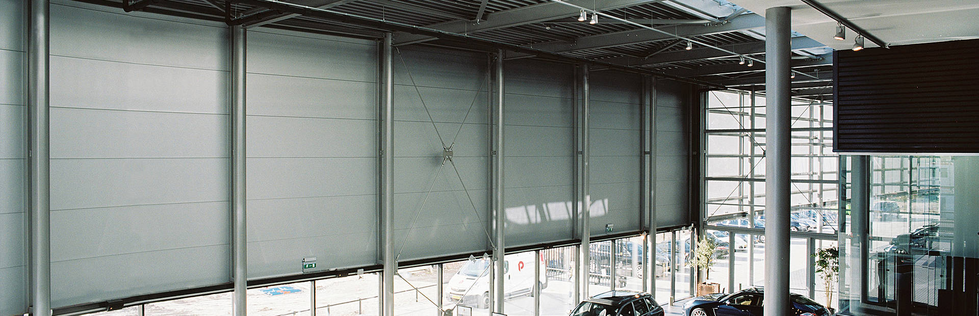 Заводская архитектурная стена Qbiss One для шоурума Porsche